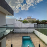 Indaiatuba - Condomínio Milano - Sobrado - 350 m² de terreno - 240 m² de área construída - 4 vagas de garagem, sendo 2 cobertas - Salas de estar e jantar integradas - 3 suítes com closet e varanda no pavimento superior - Escritório no térreo - Espaço gourmet com churrasqueira - Banheiro externo