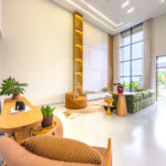 Casa Térrea – Condomínio Maria Cândida - 300 m² de terreno - 212 m² de área construída - 4 vagas de garagem, sendo 2 cobertas - Sala de jantar e estar integradas, com pé-direito duplo e cortina - 3 suítes com ar-condicionado, sendo 1 master com closet – planejado – Roupeiro – Escritório - Cozinha