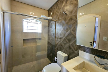 Casa térrea em Atibaia com 3 dormitórios (2 suítes), piscina, espaço gourmet, condomínio fechado