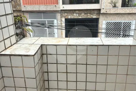 São Paulo - Capital - Bairro Santa Cruz - R4 495.000,00 - Aceita permuta por imóvel na cidade de Indaiatuba- Sp - Sobrado em rua residencial sem saída e com praça particular. O imóvel possui 2 quartos — 1 suíte com dois ambientes e acesso a hall externo. Sala ampla, cozinha com dois ambientes