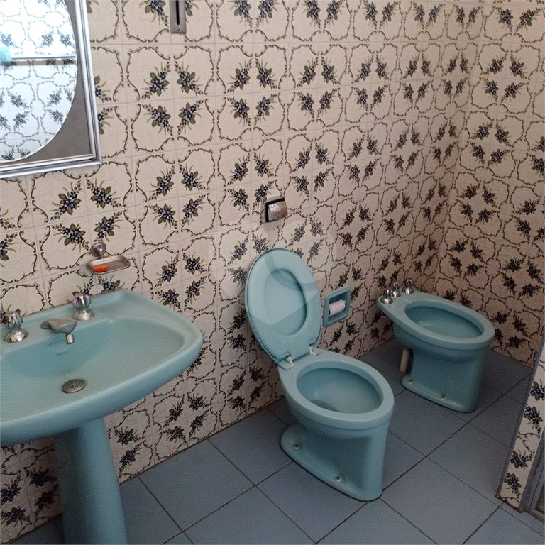 Linda casa no centro com 3 quartos.