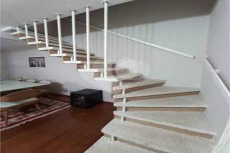 Casa de 85m2 com 3 dormitórios e 2 vagas de garagem localizado no Bosque da Saúde