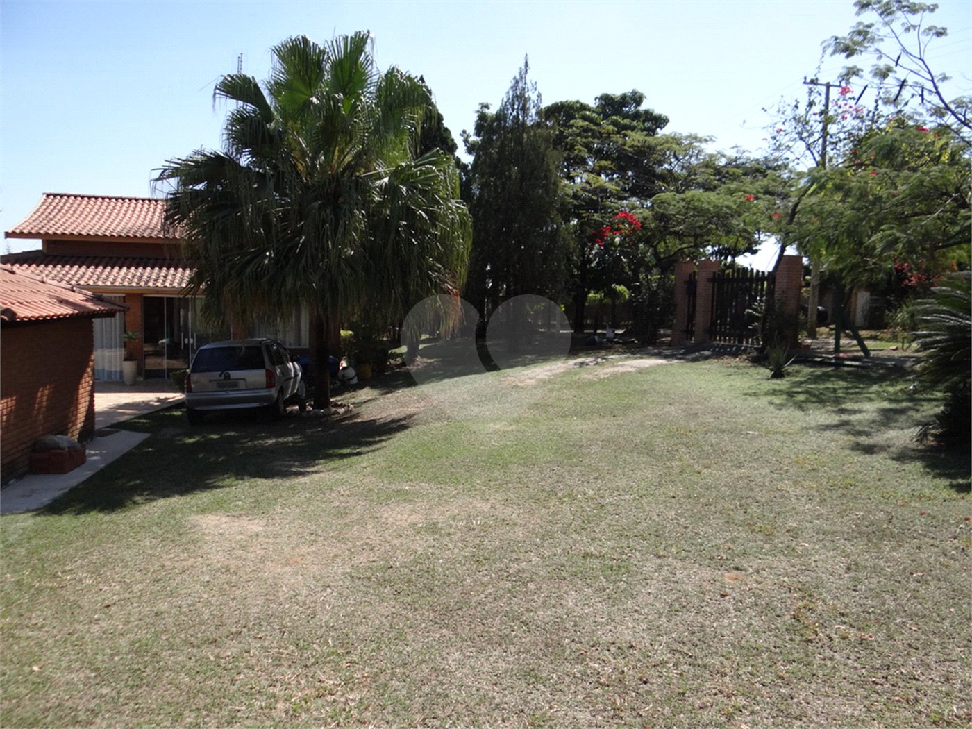 Indaiatuba- Jardins dos Laranjais - Chácara dentro do Vale das Laranjeiras, segundo portão: Jardim dos Laranjais. 3 quartos, 1 banheiro social, 1 sala espaçosa de TV, 1 sala de jantar, cozinha, 1 varanda fechada com portas Blindex. Quiosque, piscina, capela com bancos e altar,