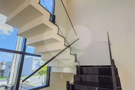 Indaiatuba - Condomínio Milano - Sobrado - 350 m² de terreno - 240 m² de área construída - 4 vagas de garagem, sendo 2 cobertas - Salas de estar e jantar integradas - 3 suítes com closet e varanda no pavimento superior - Escritório no térreo - Espaço gourmet com churrasqueira - Banheiro externo