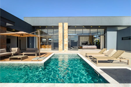 Indaiatuba - Quintas da Terracota - 1252 m² de terreno - casa térrea com 514 m² de área construída -3 vagas de garagem cobertas e 3 descobertas Lavabo - Sala de estar e jantar amplas e integradas - Escritório privativo - Cozinha toda equipada com geladeira, forno, micro-ondas, lava-louças,