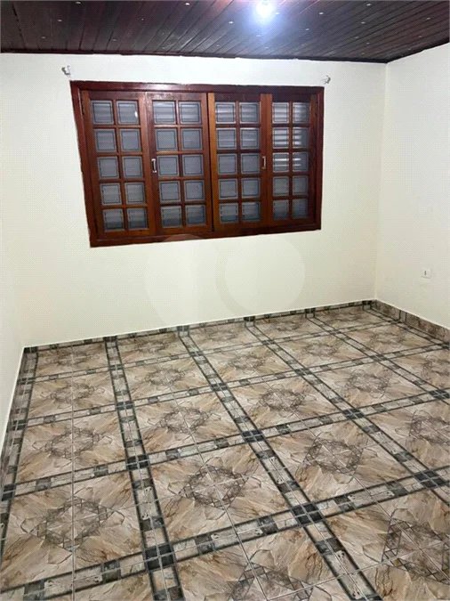 São Paulo - Capital - Bairro Santa Cruz - R4 495.000,00 - Aceita permuta por imóvel na cidade de Indaiatuba- Sp - Sobrado em rua residencial sem saída e com praça particular. O imóvel possui 2 quartos — 1 suíte com dois ambientes e acesso a hall externo. Sala ampla, cozinha com dois ambientes
