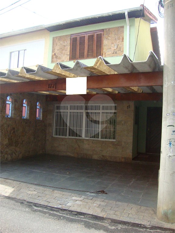 SOBRADO ALUGA-SE - EM RUA FECHADA