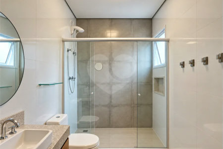 Sobrado geminado com 185 m², 3 suítes, closet, 4 vagas, área gourmet, sótão, energia solar, aquecimento de água e sistema completo de segurança.
