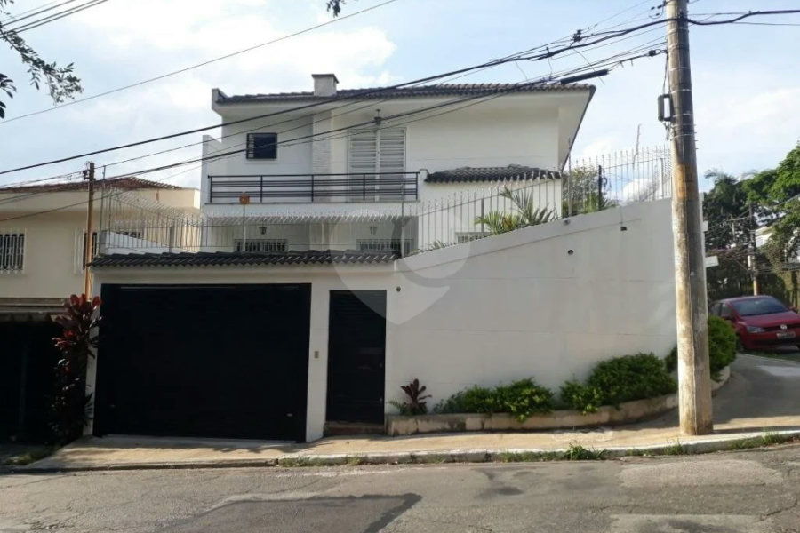 Maravilhoso Sobrado imponente, sendo 4 suítes- 8 vagas de garagem