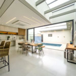 Casa Térrea – Condomínio Maria Cândida - 300 m² de terreno - 212 m² de área construída - 4 vagas de garagem, sendo 2 cobertas - Sala de jantar e estar integradas, com pé-direito duplo e cortina - 3 suítes com ar-condicionado, sendo 1 master com closet – planejado – Roupeiro – Escritório - Cozinha