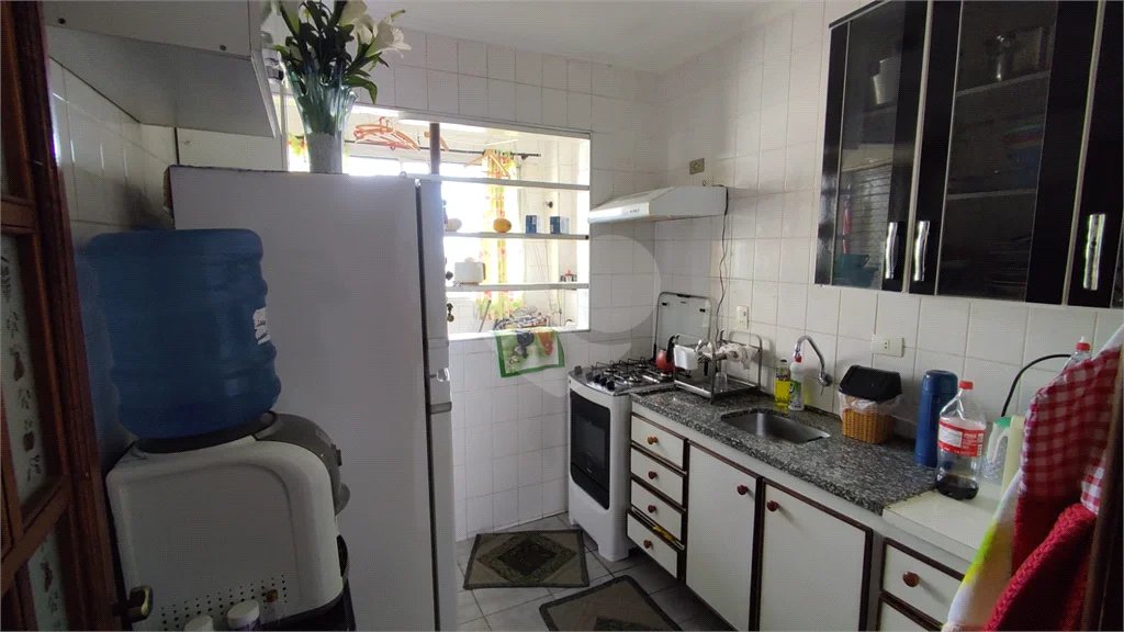 Vende-se apartamento de dois dormitórios no Edifício Marseille, no Centro de Piracicaba;