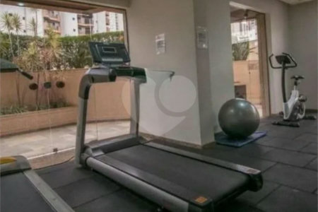 Apartamento na Vila Regente Feijó com 135m2, com 2 dorms, 1 suíte, 2 vagas. Estuda permuta.