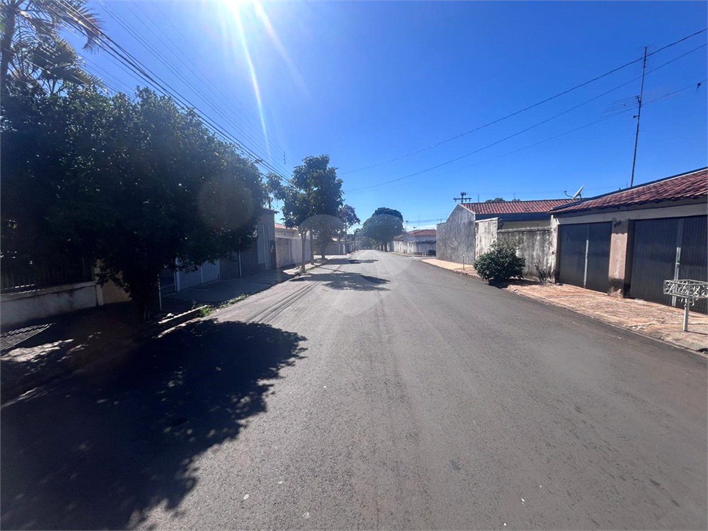 Casa espaçosa e confortável em um bairro tranquilo a venda.