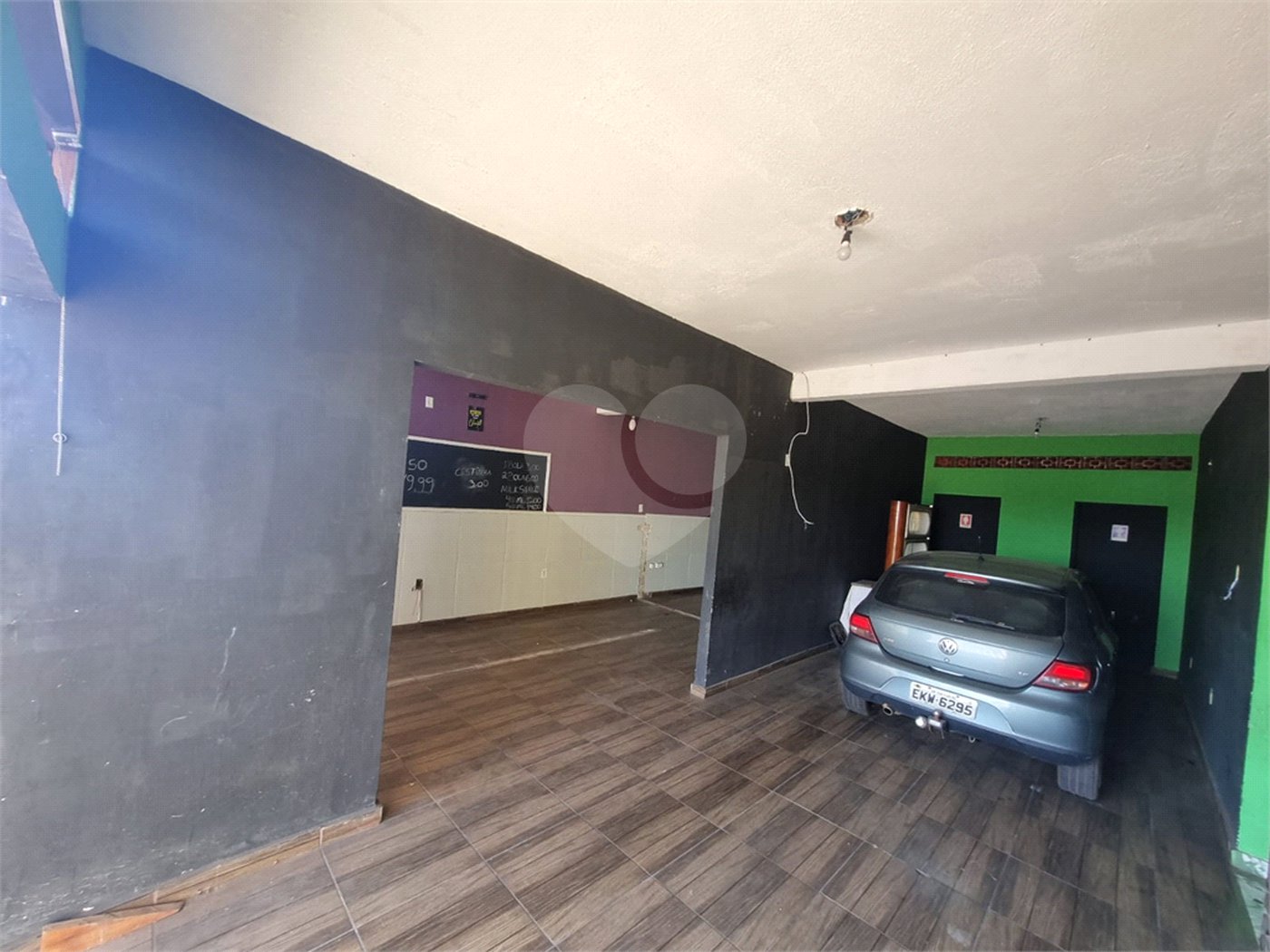 Sobrado 3 quartos e área comercial em baixo.
