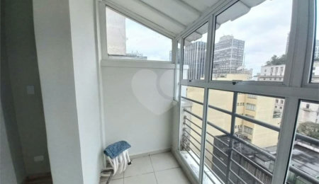 Ótima sala para escritório com 37 m², possui 2 ambientes.
