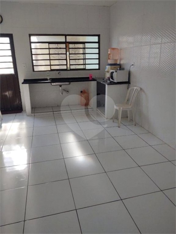 Casa térrea com 2 dormitórios, sendo 1 suíte.