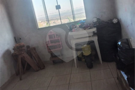 Sobrado 3 quartos e área comercial em baixo.