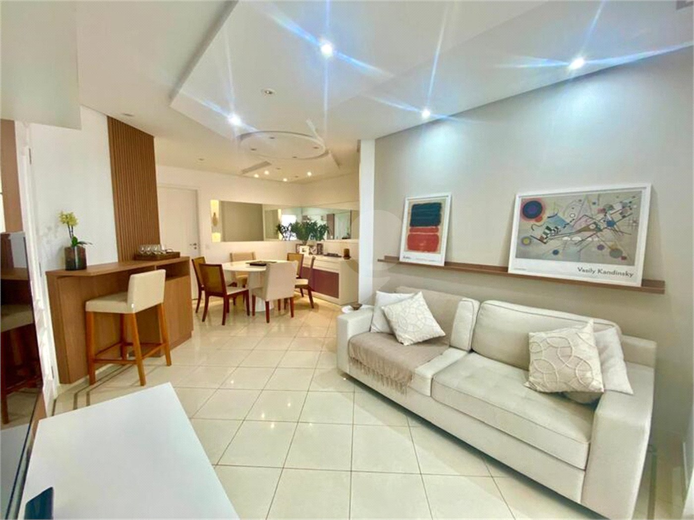 Apartamento de 03 dormitórios sendo 1 suíte e 02 vagas de garagem.