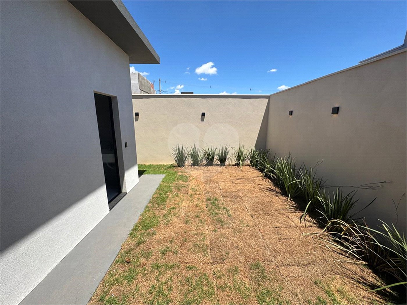 Linda casa a venda no condomínio Villeneuve