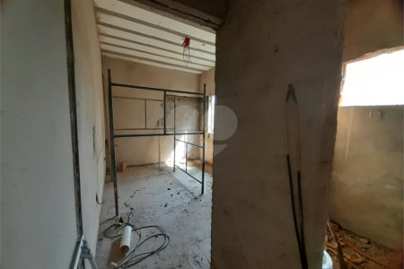 Casa em Construção com Área Gourmet e Piscina no Condomínio Damha II