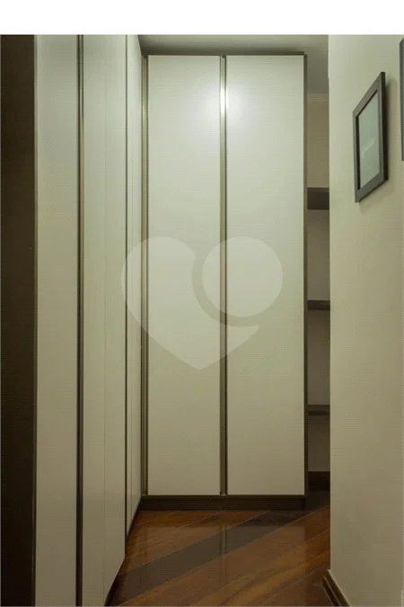 Casa à venda com 6 dormitórios, 3 suítes, piscina, área gourmet, hidromassagem, lareira, varanda e 6 vagas de garagem. Conforto e lazer para toda a família!