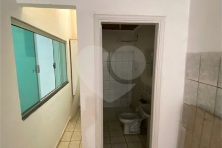 Casa térrea com salão comercial para venda no Santa Felícia.