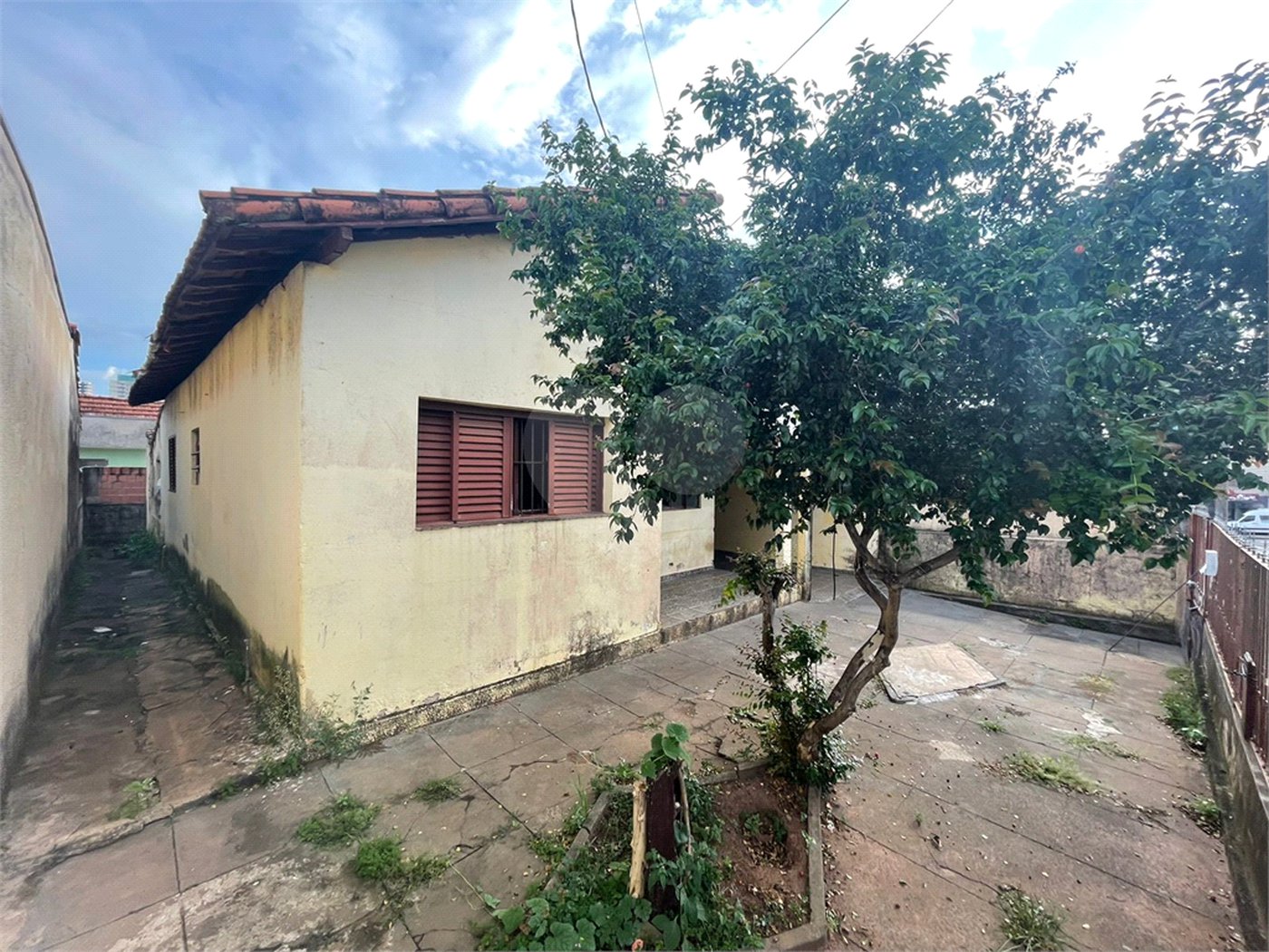 Terreno com benfeitoria na Vila Costa do Sol