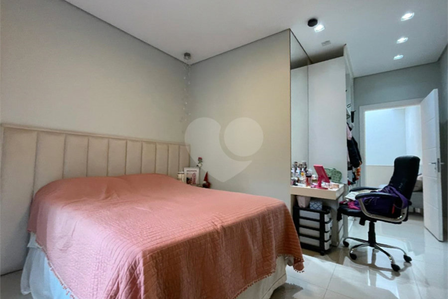 Casa com 4 quartos em condomínio fechado com piscina