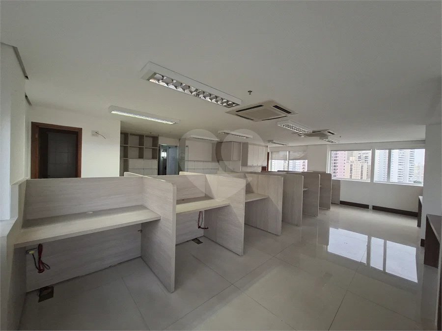 SALA COMERCIAL DE 90 M² COM 12 BAIAS, SALA DE REUNIÃO, AR-CONDICIONADO CENTRAL E 2 VAGAS!