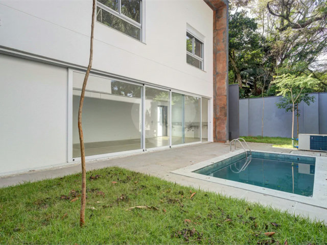 Casa à venda ou para alugar com 3 suítes no condomínio Jardim Flora, São Paulo - SP