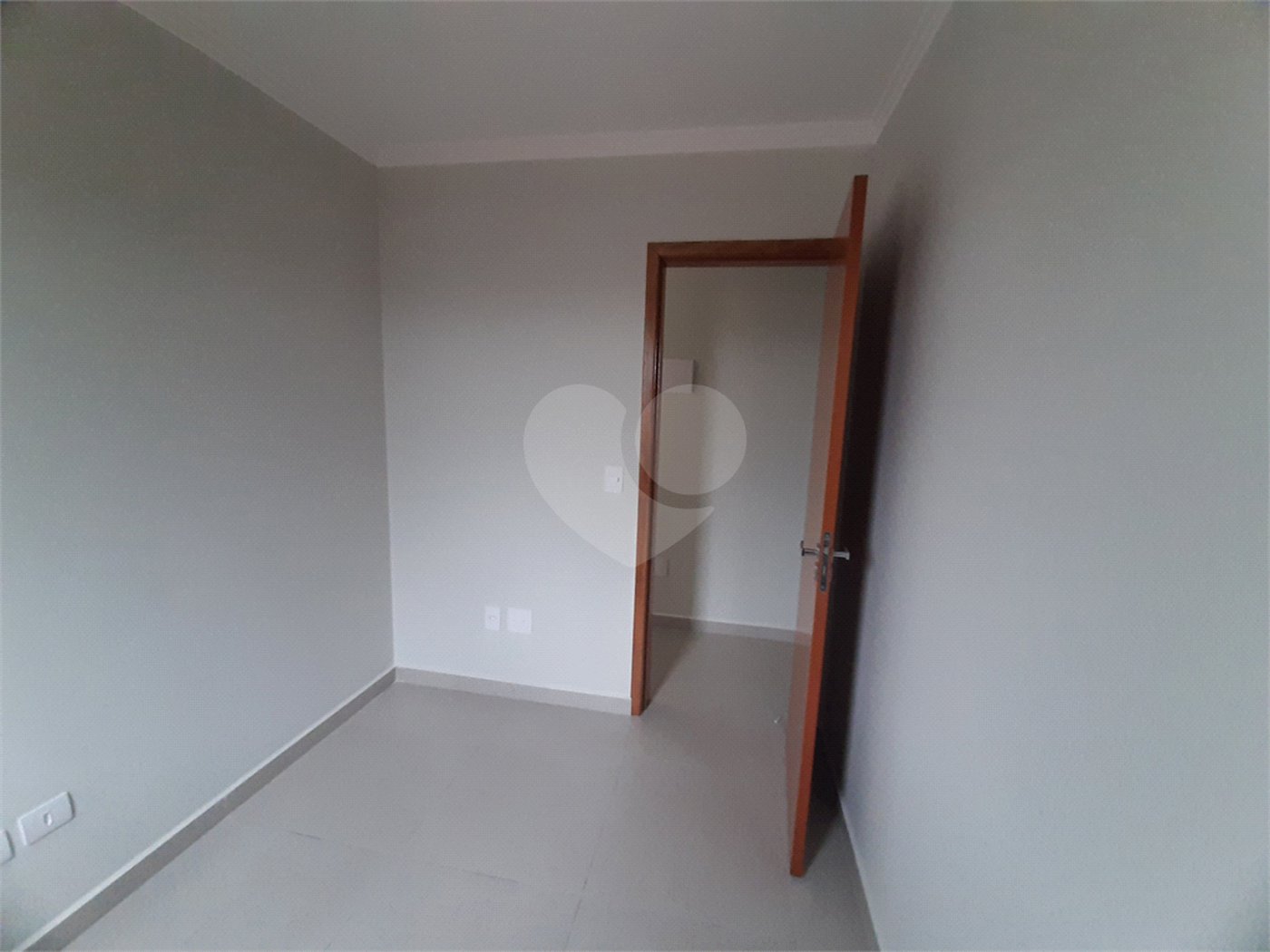 Apartamento COBERTURA com 66m2, 3 quartos, banheiro, sala, cozinha, quintal e 1 vaga