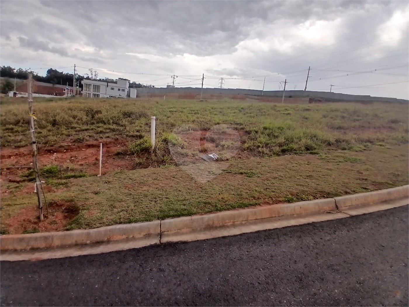 Lote com 376 m² à Venda em Condomínio Fechado