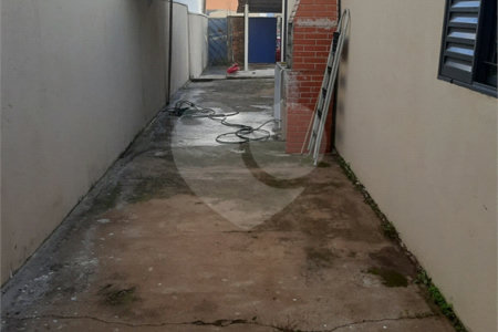 Casa térrea com 2 dormitórios.