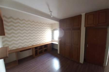 Casa térrea com 3 dormitórios, sendo 1 suíte.