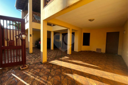 Casa à Venda na Rua Principal do Parque Fehr com Aquecedor Solar