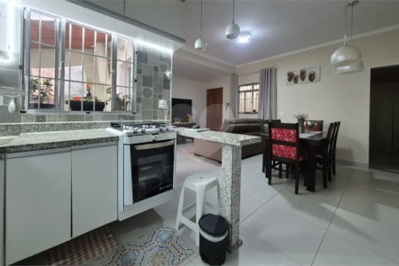 Casa de vila com 3 dormitórios sendo 2 suítes em Santana