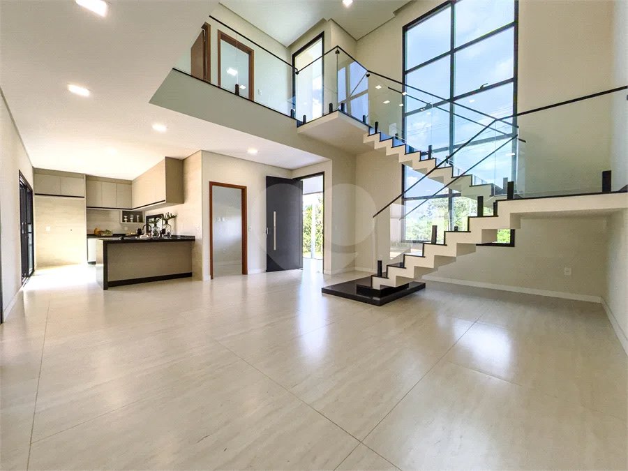 Indaiatuba - Condomínio Milano - Sobrado - 350 m² de terreno - 240 m² de área construída - 4 vagas de garagem, sendo 2 cobertas - Salas de estar e jantar integradas - 3 suítes com closet e varanda no pavimento superior - Escritório no térreo - Espaço gourmet com churrasqueira - Banheiro externo