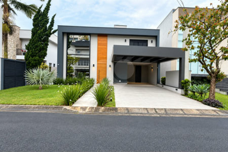 Sobrado de alto padrão no Swiss Park, totalmente reformado, com 4 suítes, piscina, elevador, espaço gourmet, 4 vagas e condomínio com lazer completo.