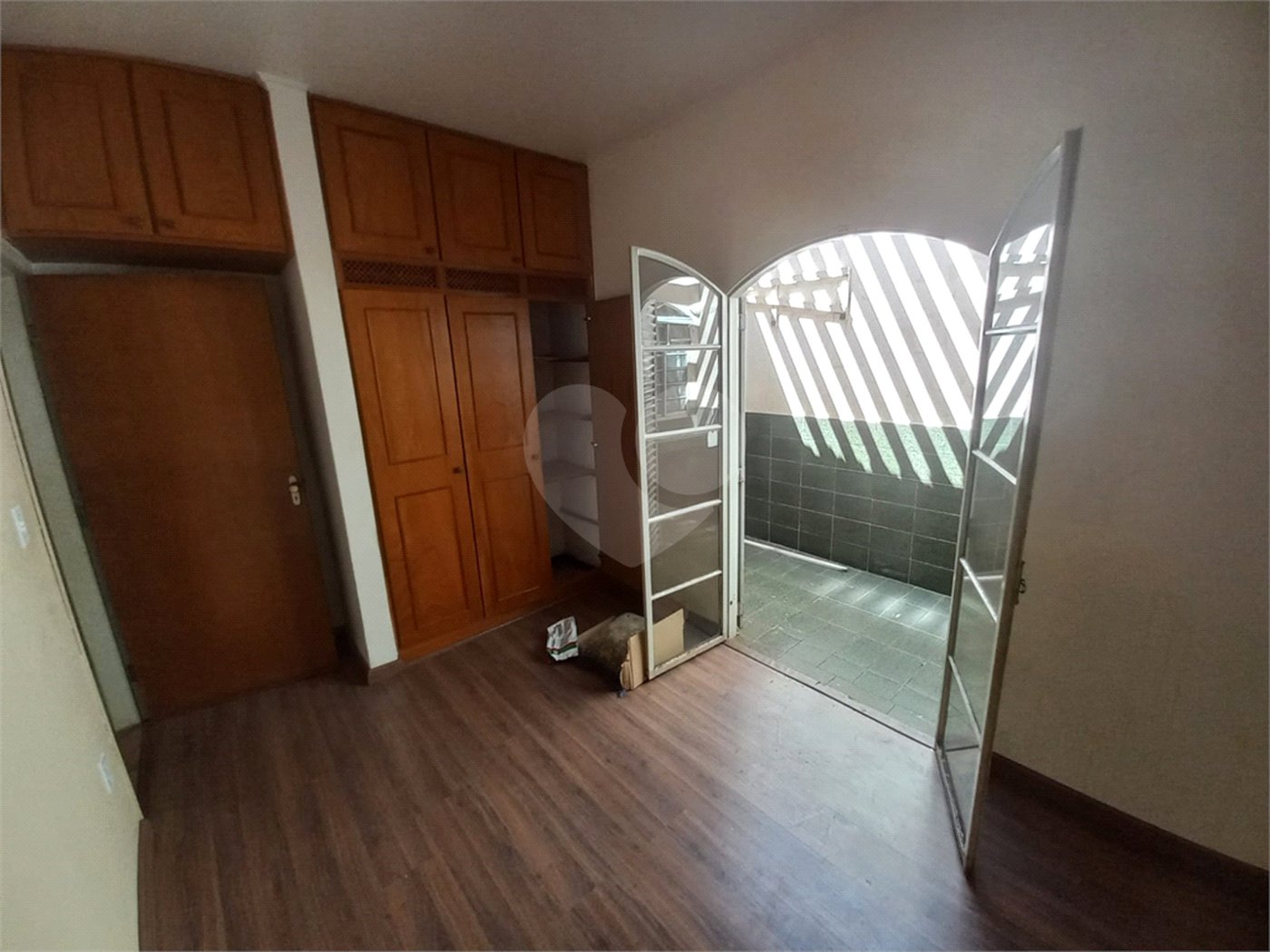 Casa térrea com 3 dormitórios, sendo 1 suíte.