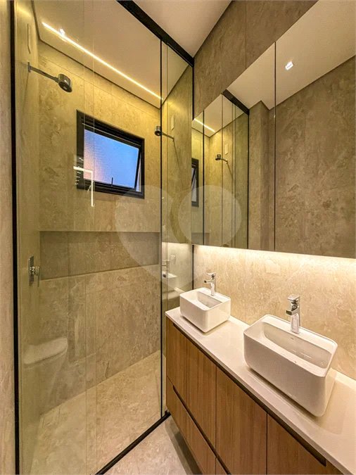 Indaiatuba - Condominio Sapezal - R$ 2.400.000,00 - Área Total 360,00 m² - Área Construída 213,32 m² - TÉRREA - 03 suítes sendo a master com closet; - Escritório; Lavabo; Cozinha com cooktop e planejados; Gourmet com churrasqueira; Ambientes preparados para ar condicionado; Piscina com cascata,