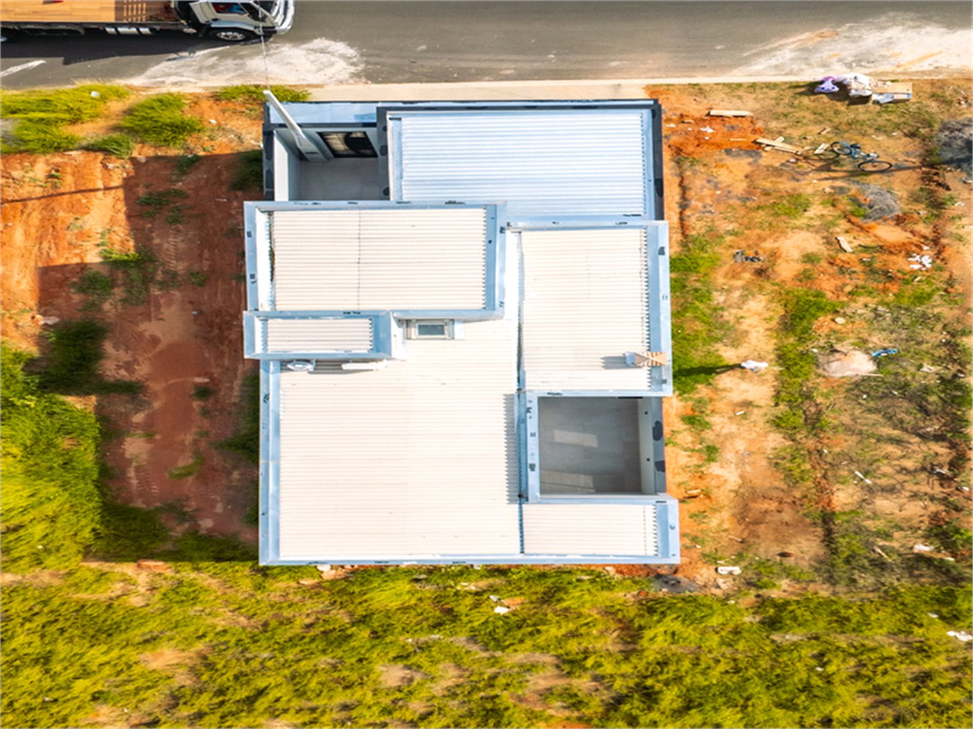 Indaiatuba- Jardim Bom Sucesso - Venda: R$ 765.000,00 - Área total: 150m² Área construída: 115m² - 3 dormitórios sendo 1 suíte com armário planejado; Cozinha integrada; Sala para dois ambientes; Banheiros com box gabinetes e espelhos; Área gourmet com churrasqueira a carvão e móveis planejados;