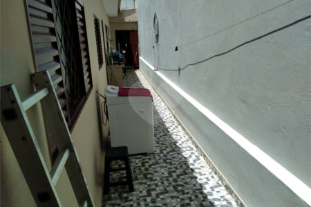 Casa térrea com 2 dormitórios, sendo 1 suíte.