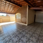 Casa térrea com 3 dormitórios, sendo 1 suíte.