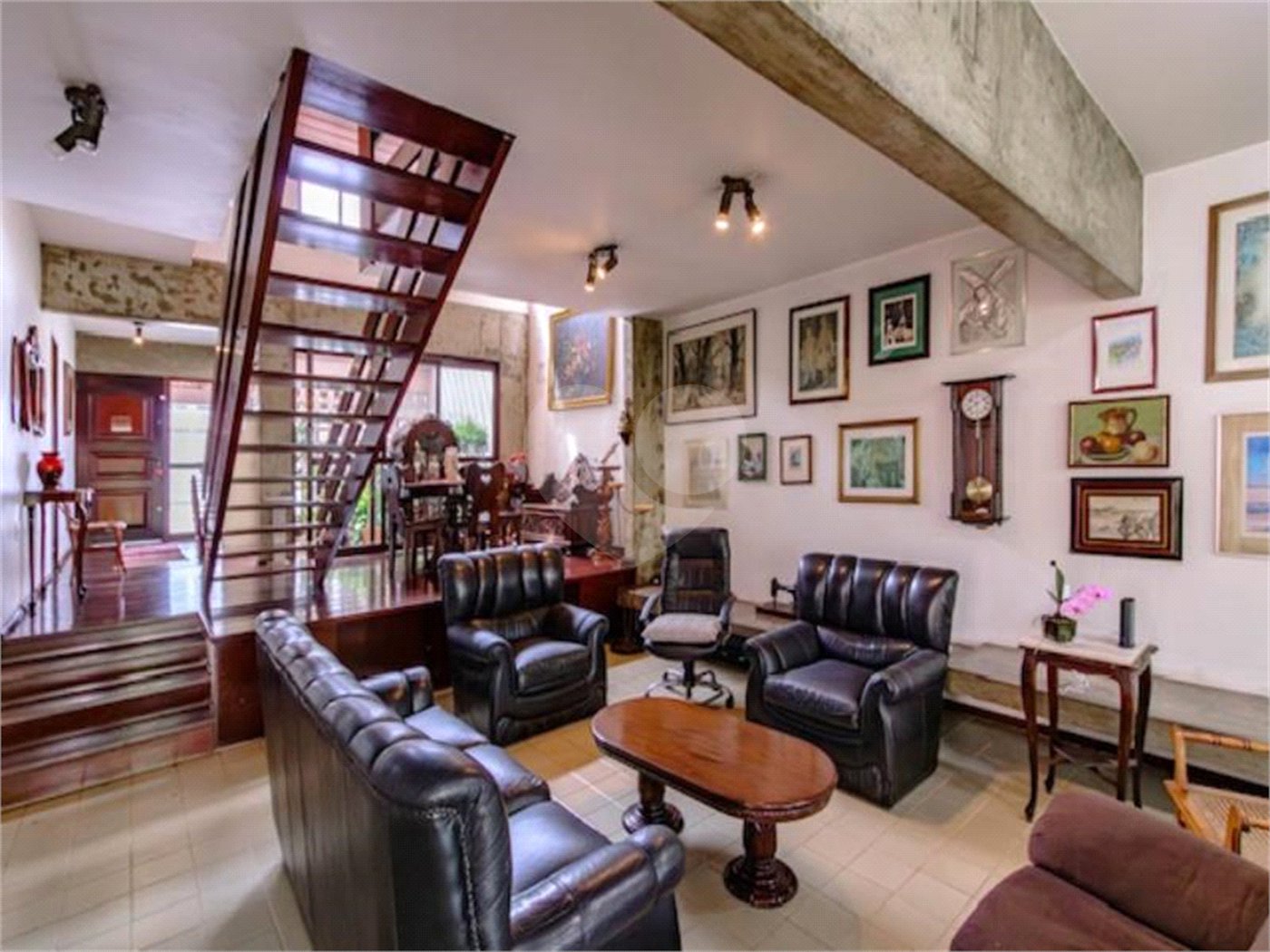 Casa para locação no Jardim da Saúde – São Paulo Imóvel amplo e elegante, com 360 m² de área construída em terreno de 400 m²