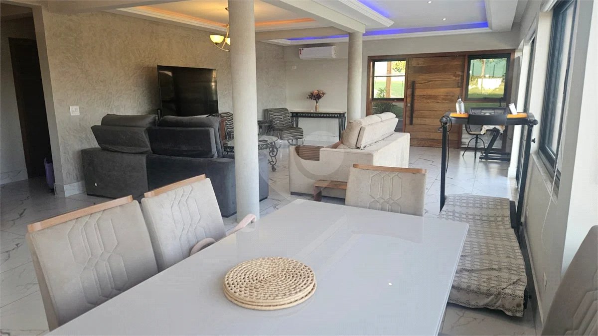 Indaiatuba- condominio Vale das Laranjeiras - Itaici - Terreno 3040,00 ms- construida 220ms - 3 dormitórios, sendo 2 suítes e uma suíte master com closet, além de uma sala ampla com 3 ambientes, Cozinha planejada,, campo de futebol/vôlei, Area de lazer com piscina, espaço gourmet com churrasque