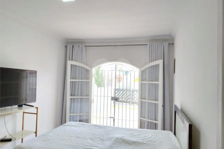 Casa com 324m², 4 dormitórios, sendo 1 suíte, 4 vagas, à venda no Jardim Las Vegas em Santo André.
