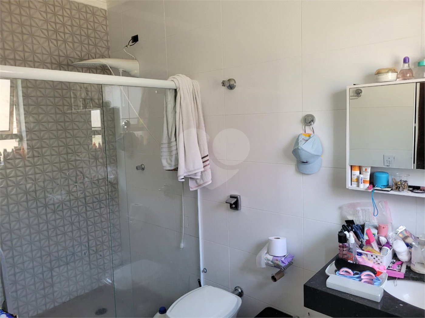 Sobrado com 14 metros de frente , na Região do Jardim Guapira , próximo ao Clube Guapira com 5 dormitórios, sendo 3 suíte com armários embutidos ,banheiro social, Sala para 2 ambientes, escritório com banheiro .cozinha ampla com armários, área de serviço ,dispensa, quintal com banheiro externo c
