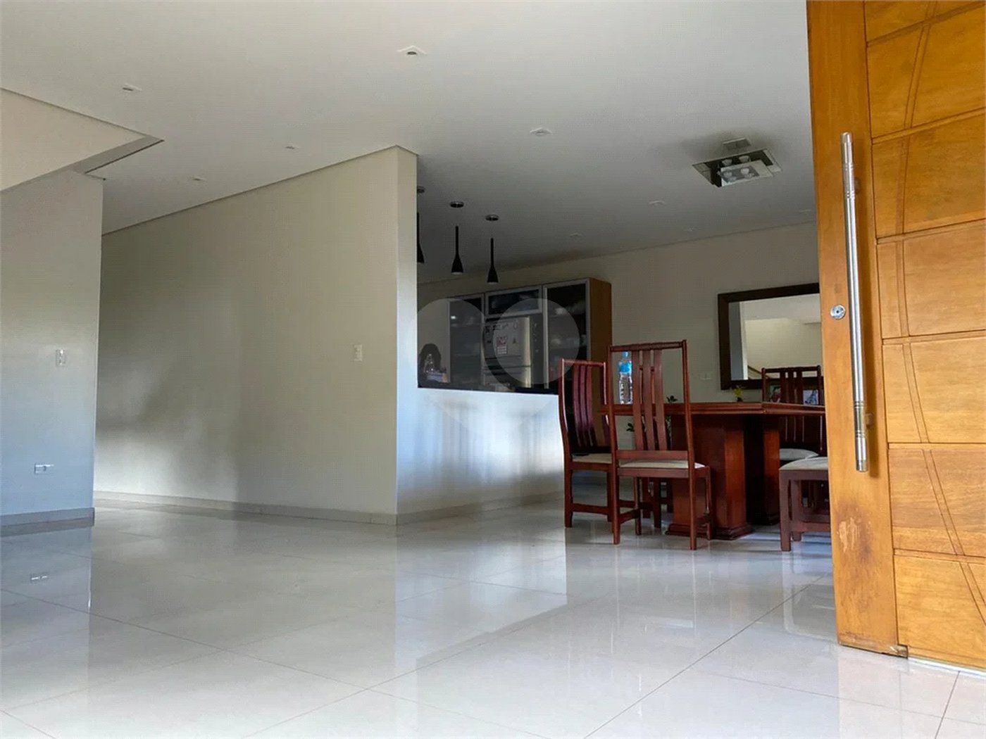 Lindo sobrado, possui 3 dormitórios, sendo 1 suíte master com sacada, banheira, e 4 vagas