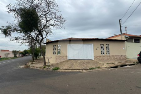 Casa á venda, com 03 Dormitórios, no Bairro Parque Primavera em São Carlos.