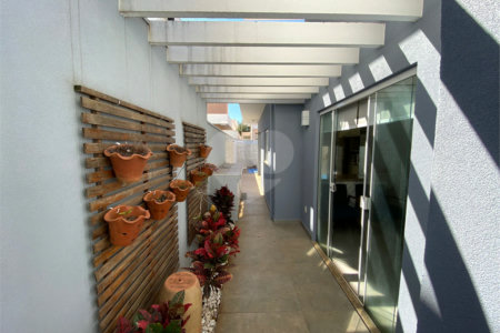 Casa térrea com piscina para venda no Condomínio Quebec.